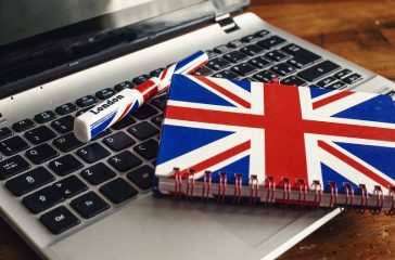 learn english language with a course online on the notebook