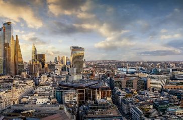Sonnenuntergang hinter den modernen Wolkenkratzern der Skyline von London, Großbritannien