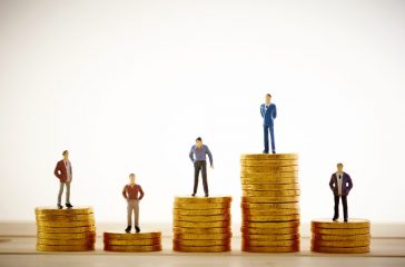 コインの上に立つ人々