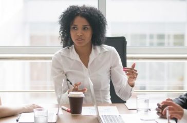Horizontal photo african female boss talking at corporate meeting