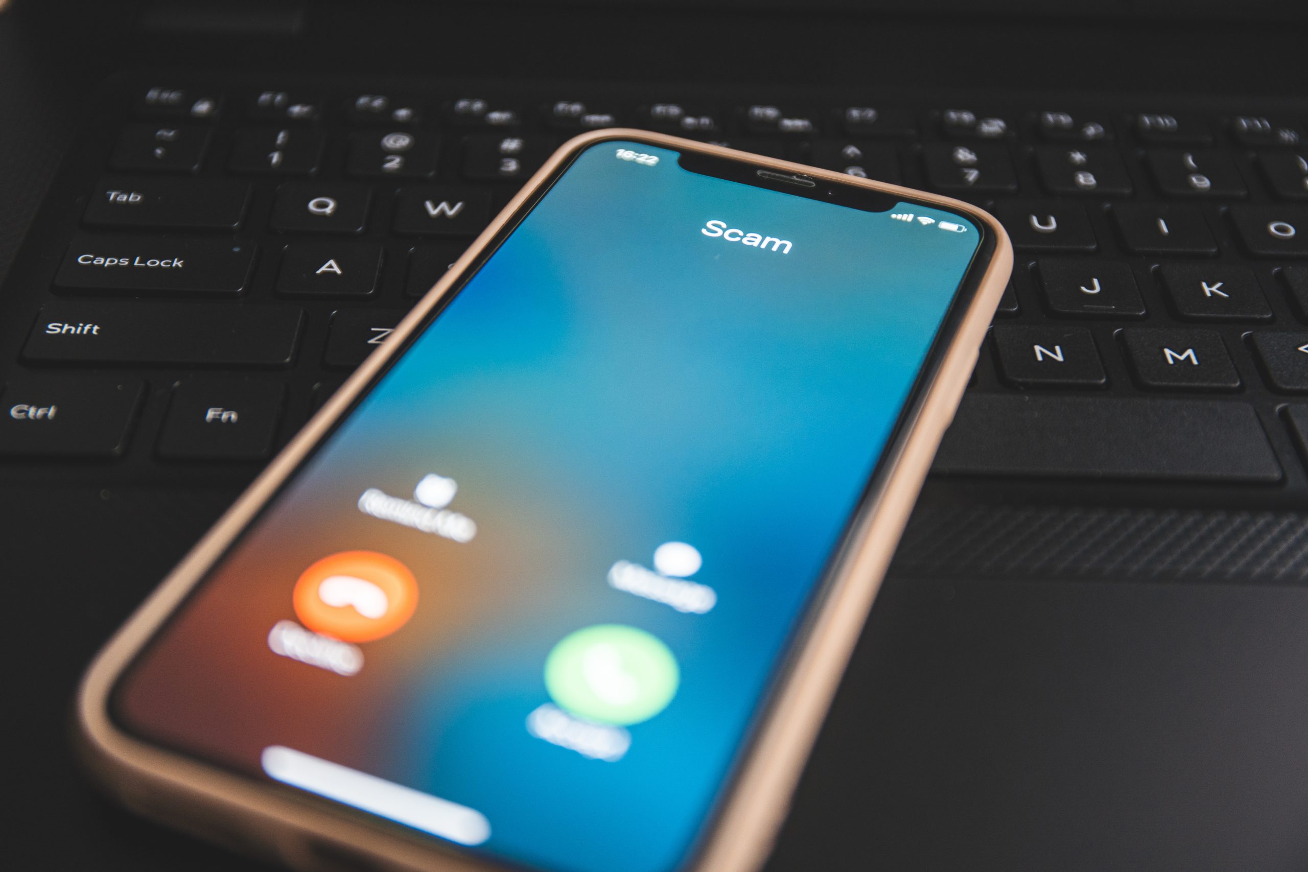 Incoming call from Scammer. Scam on phone and online