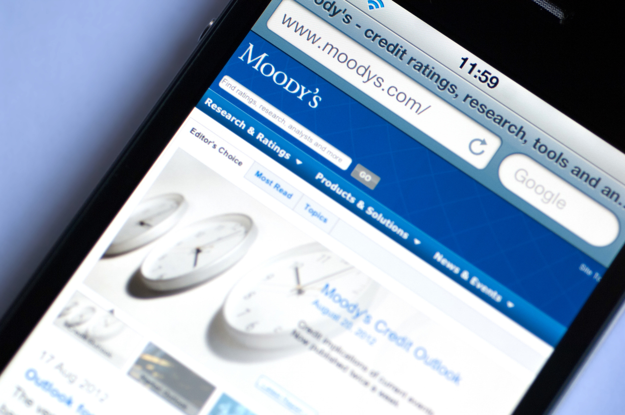 Alternative asset managers are turning to retail and retirement savings following a slow in institutional fundraising, Moody's said.